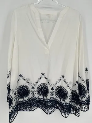 EN CRÈME Blouse‎ Women Medium White Navy Blue Embroidered Crochet Hem V-Neck thumbnail 1