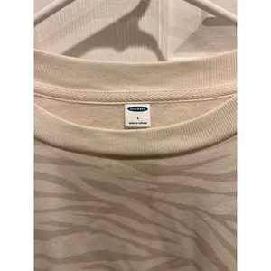 Old Navy Womens Cream Zebra Print Drop Shoulder Fleece Sweatshirt L‎ Athleisure thumbnail 3
