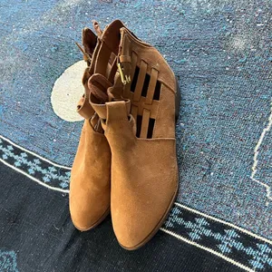 American Eagle Tan Ankle Booties Suede SZ 8 Heels Pumps Minimalist Casual Y2K thumbnail 4