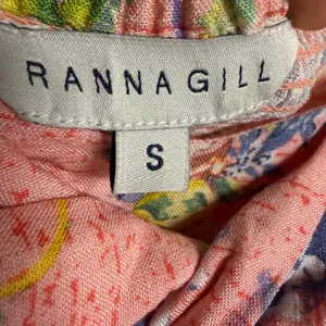 Ranna Gill S Len Scallop Romper Pink Floral Linen Smocked Garden Brunch Bohemian thumbnail 11