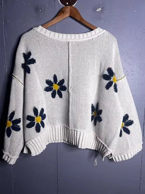 POL Daisy Knit V Neck Long Sleeve Sweater. Size Medium thumbnail 4