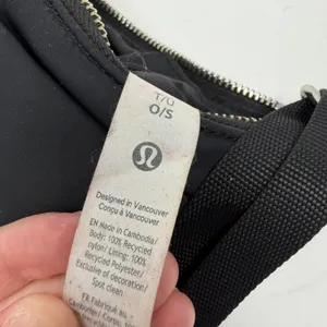 Lululemon City Essentials Shoulder Bag 4L Nylon Black Women O/S Black Mini Bag thumbnail 6