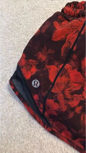 Lululemon Shorts Hotty Hot 2.5" Low-Rise thumbnail 3