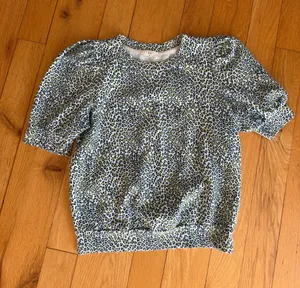 T.La Leopard Print Puff Sleeve Top - Light Green & Blue Size Small - C69-037 thumbnail 1