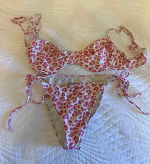 Kendall And Kylie Bikini thumbnail 2