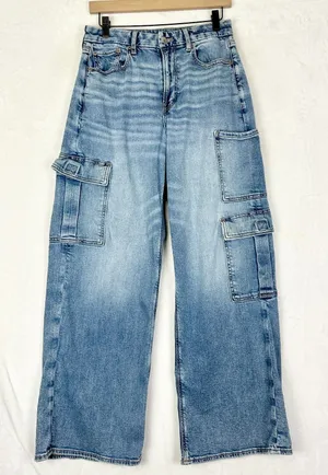 American Eagle Curvy Super High Rise Baggy Wide Leg Cargo Jeans Size 6 Light thumbnail 1