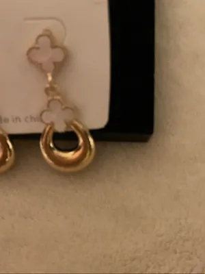 Fashion Jewelry Gold and White Clover Dangle Earrings thumbnail 3