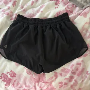 Lululemon Shorts Hotty Hot 2.5" Low-Rise thumbnail 2