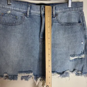 Express Women's Straight Mini Mid Rise Distressed Denim Skirt Blue Size 6 thumbnail 5
