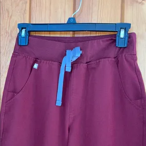 FIGS Set Stylish burgundy scrub with top and jogger pants nurse scrubs thumbnail 9