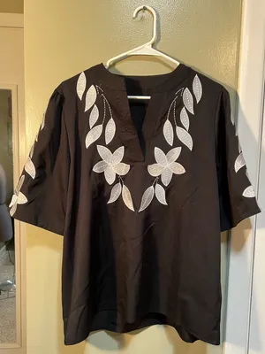 Women’s Size Medium Floral Embroidery Rocking V-Neck Puff Sleeve Blouse Black thumbnail 2