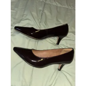 Clarks Artisan Sz 7.5 Burgundy Patent Leather Kitten Heel Pumps Pointed Toe thumbnail 4