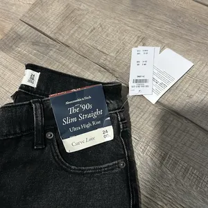 NWT Abercrombie and Fitch Curve Love Ultra High Rise 90s Slim Straight thumbnail 2