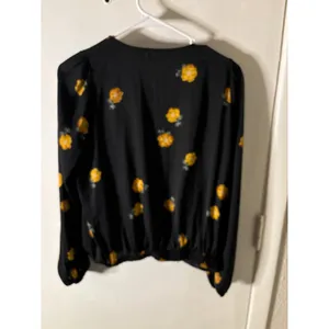 Madewell Bubble-Sleeve Wrap Top in Floating Florets M Black/Multicolor V-Neck thumbnail 4
