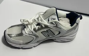 New Balance women’s sneakers in white and navy. Clean and stylish design with a comfortable cushioned insole and lace-up closure. Made in Vietnam. Size 9 US (40.5 EU / 25.5 CM). Great for everyday wear, walking, or casual outfits. Excellent condition thumbnail 1