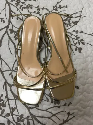 Gold Shoes Size 8.5 thumbnail 1