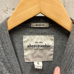 Vintage Y2K Abercrombie Gray Native American Headdress Fitted Long Sleeve Baby T thumbnail 3