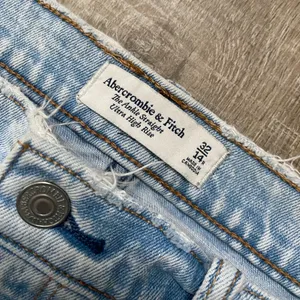 Abercrombie & Fitch Ankle Straight Ultra High Rise Jean Light Wash Distressed 32 thumbnail 4
