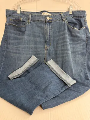 Signature by Levi Strauss Mid Rise Medium Blue Capri Jeans thumbnail 1