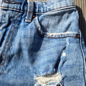 Abercrombie High Rise 4" Short Jean Shorts 2/26 Distressed Denim Cut Off thumbnail 2