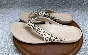 Crocs women’s leopard print flip flops size 9 thumbnail 1