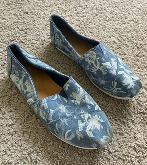 TOMS Women’s Blue/White Floral Slip-On Flats thumbnail 1