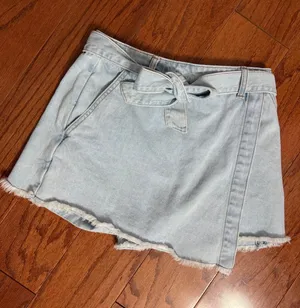 Forever 21 light Denim belted Skort skirt - size Medium. Gently warn & excellent condition. Measurements approximately 13” waste x 15” long. Non smoking home. priced to sell at as is condition. Don’t like my price, make reasonable offer! And thank you for checking my closet. thumbnail 1
