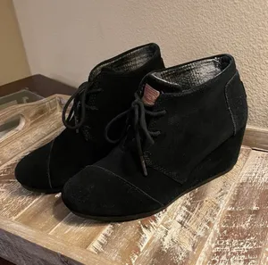 Toms Black Desert Wedge Black Suede Ankle Booties Lace Up Women’s Size 7 thumbnail 3
