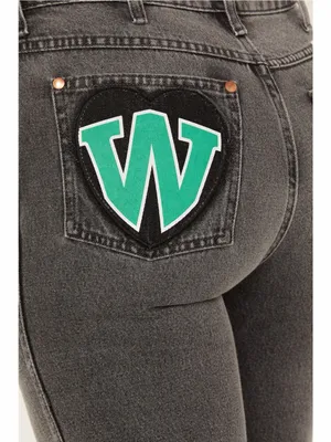 $140 Nwt Wrangler Women'S Heart Patch Wanderer Flare Jeans thumbnail 4
