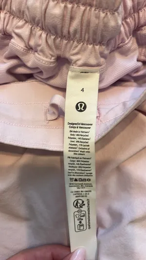 Lululemon Hotty Hot Shorts 2.5" Low-Rise thumbnail 3