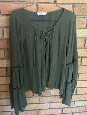 Women’s Green Hollister Flowy Flare Long Sleeve Boho Top Size Small thumbnail 1