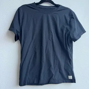 Vuori Women's Size XS / Small Fitted Tee Casual Athleisure Black Cotton thumbnail 1