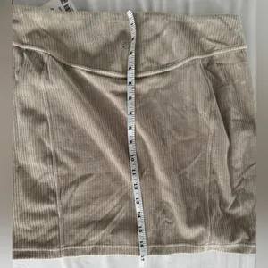 Lululemon Scuba NWT Mid Rise Mini Skirt Womens Velvet Cord Size 10 Riverstone thumbnail 12
