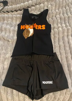 Hooters Uniform thumbnail 1