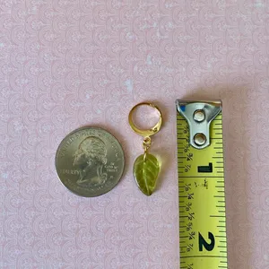 Handmade fairy forest vintage retro aesthetic style simple Czech glass leaf dangle earrings🍃💚 thumbnail 5