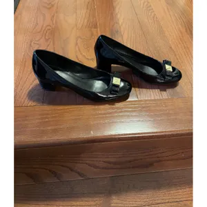 Michael Michael Kors Black Patent Leather Bow Block Heel Pumps Size 8M Gold Logo thumbnail 3