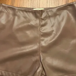 Judith March Vegan Faux Leather High Waisted Shorts in Camel Brown Size Large‎ thumbnail 2