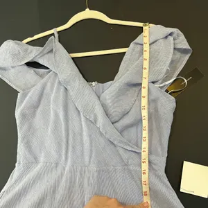 Lulus Pinstripe Midi Dress Womens Large Blue NWT Ruffle Cold Shoulder Pocket thumbnail 12