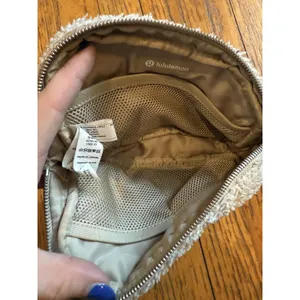 Lululemon Everywhere Belt Bag One Size Beige Fleece Sherpa Crossbody Sling Zip thumbnail 5