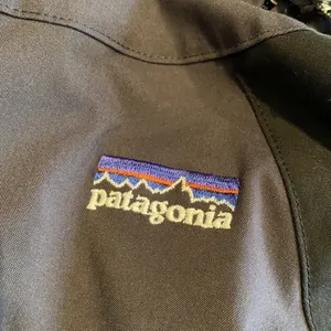 Patagonia black hooded fleece lined jacket size Small thumbnail 9