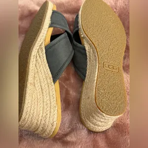 UGG‎ Charcoal and Tan Wedge Sandals thumbnail 7