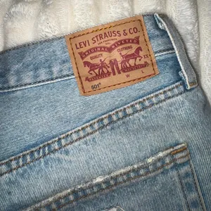 Levi's 501 distressed denim shorts size 29  thumbnail 3