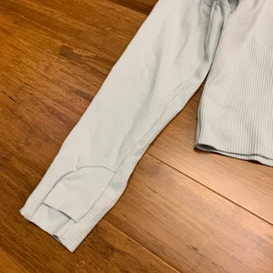 Gymshark Hoodie Womens Medium Cropped Thumb‎ Hole Athletic Pullover Activewear thumbnail 3