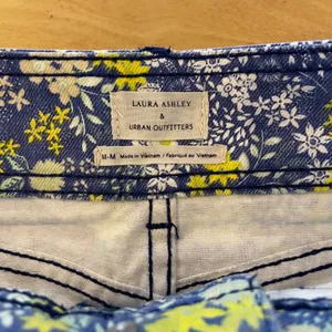 Laura Ashley Urban Outfitters Floral Denim Mini‎ Skirt Medium Blue Yellow White thumbnail 5