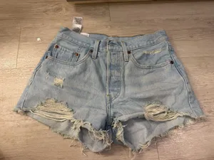 Levi shorts size 26 in great condition  thumbnail 1