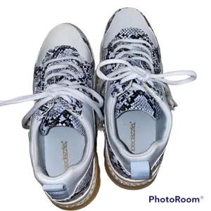 Shoe Dazzle‎ Zoee Blue Faux Snakeskin Platform Sneakers thumbnail 6