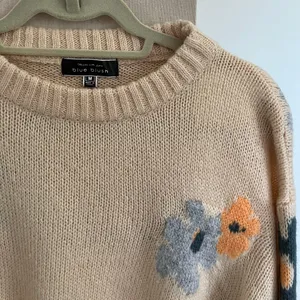 Grey Bandit Blue Blush Floral Sweater thumbnail 3