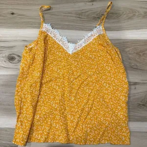 Abercrombie and Fitch Floral Yellow Lace Trim Cami Top Women’s Medium thumbnail 1