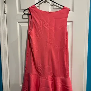 Tuckernuck Gina V-neck drop waist ruffle sleeveless shift dress midi pink M thumbnail 4