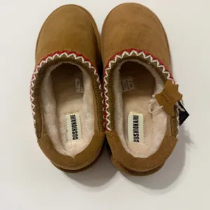 NWT slippers thumbnail 3